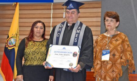 Prorrector de la PUCE Ambato, Dr. Jorge Nuñez Grijalva, recibe mención Doctor Honoris Causa