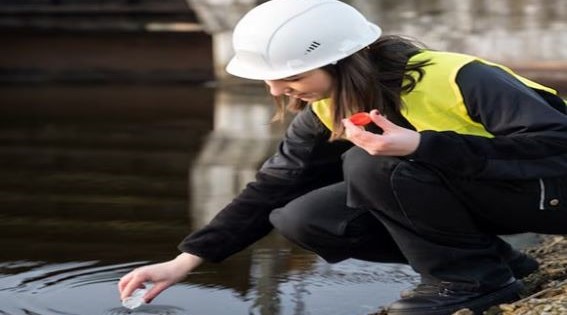 Hidrología e Hidráulica: Análisis del comportamiento del agua en el medio ambiente y su aplicación en el diseño de sistemas de drenaje y abastecimiento